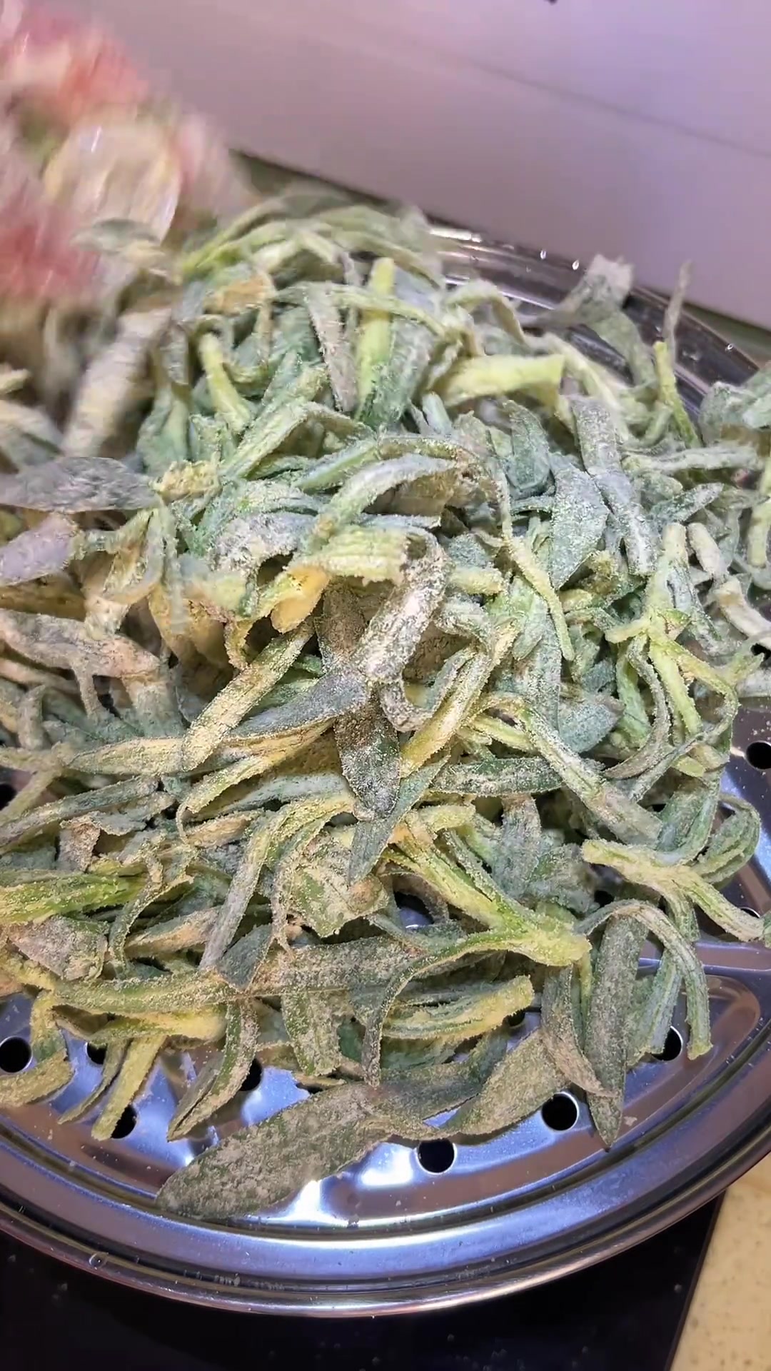 河南特色美食,春天的第一口野菜,蒸面条菜,营养又健康