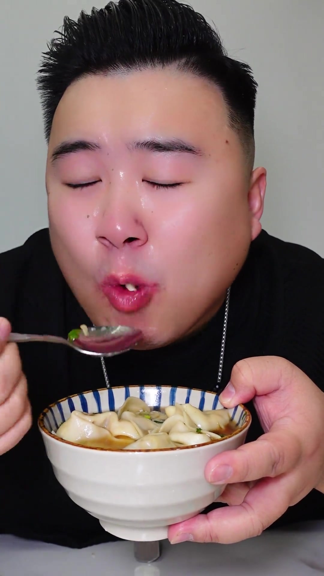 邯郸人卖馄饨有多实在!一个大碗馄饨和肉夹馍你根吃不完