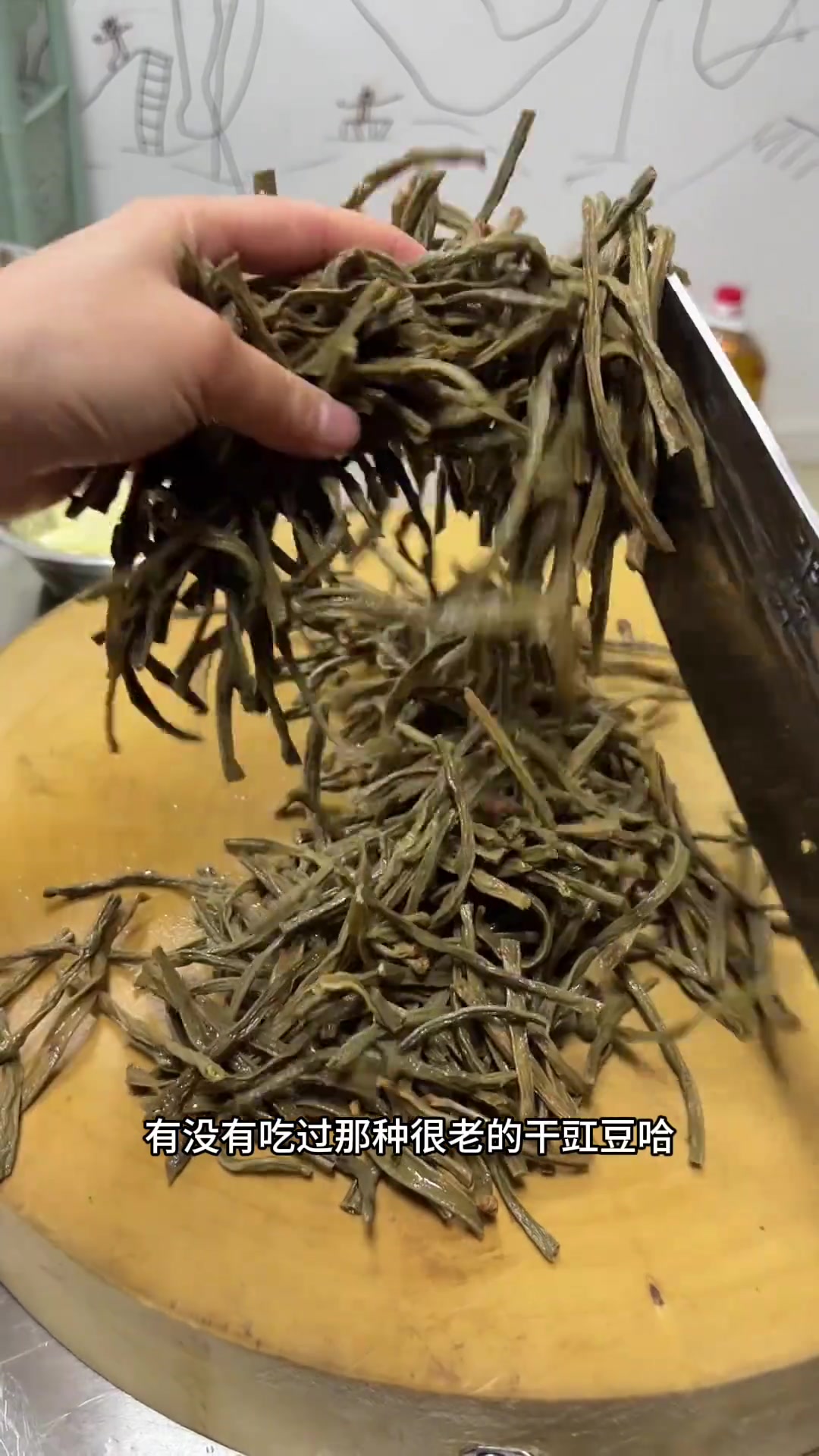 下雨天就不出去买菜了,把家里的腊味拿出来安排了,炖点干豇豆进去,太香了