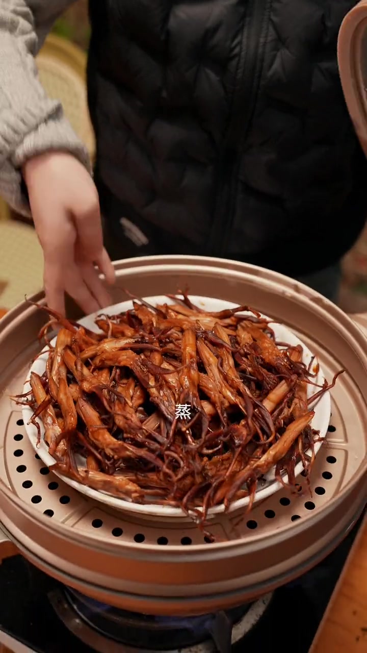 老弟让二姐做酱鸭舌是要配酒的,太好吃了,被她们吃完了