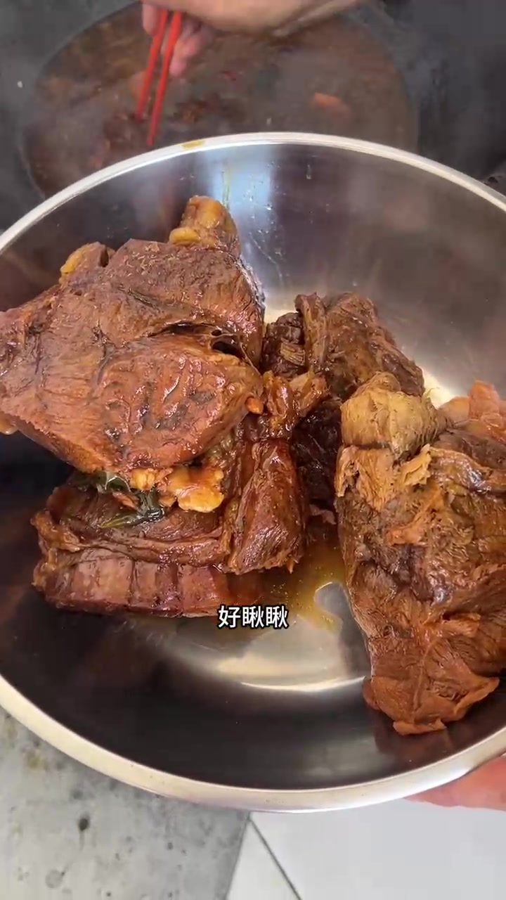 回家买了九斤牛腱子肉,老妈酱了大半锅,还炒了一盘干豆角丝,老爸心情不错,自己畅饮几杯
