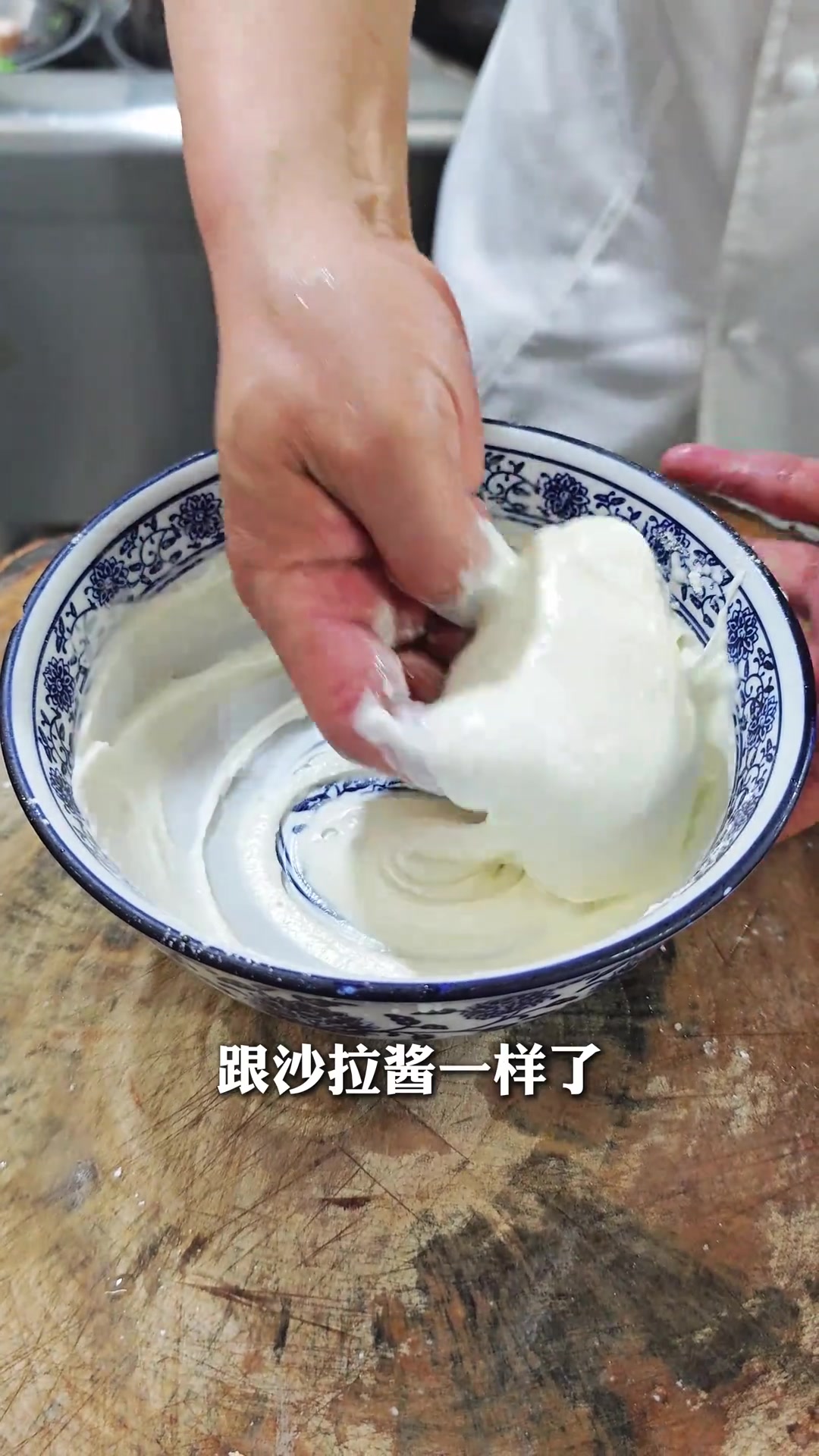 抓炒虾仁,宫廷菜肴。虾仁小酸甜,外酥脆,里鲜嫩
