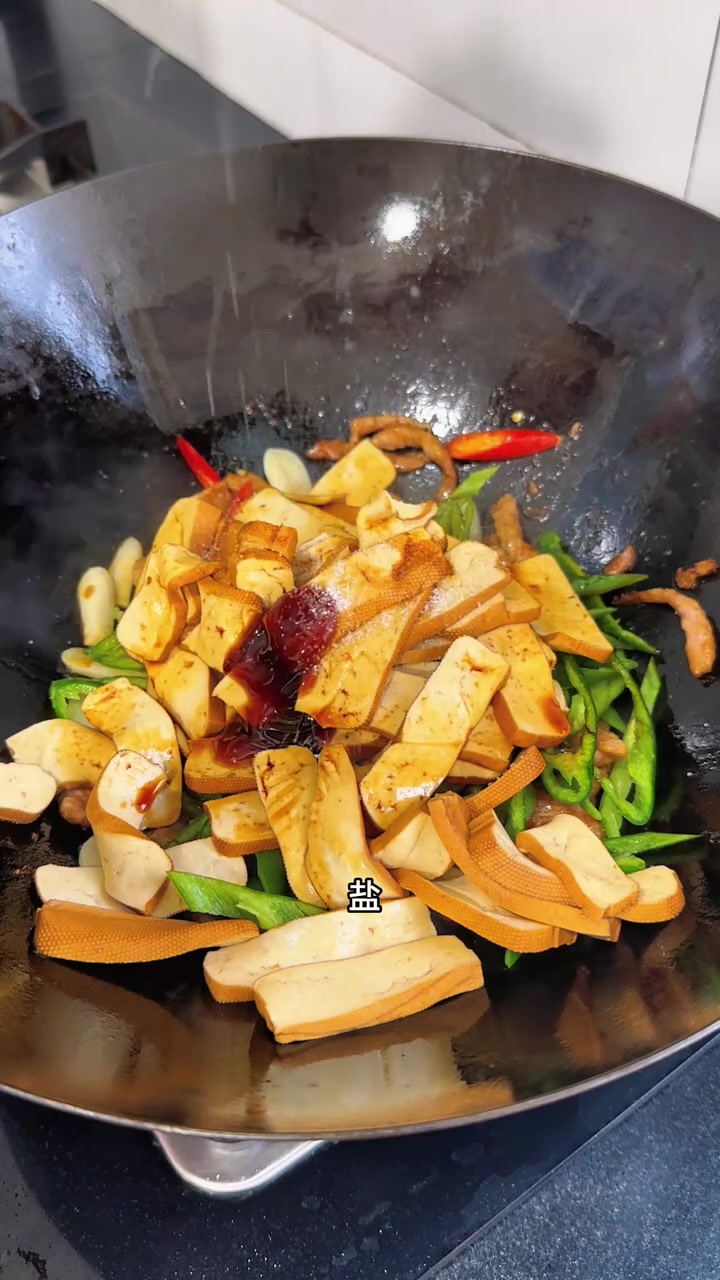 好吃是好吃,就是有点太费米饭了 香干再搭配点五花肉一起炒真的太下饭了,也是我吃过最软最鲜嫩
