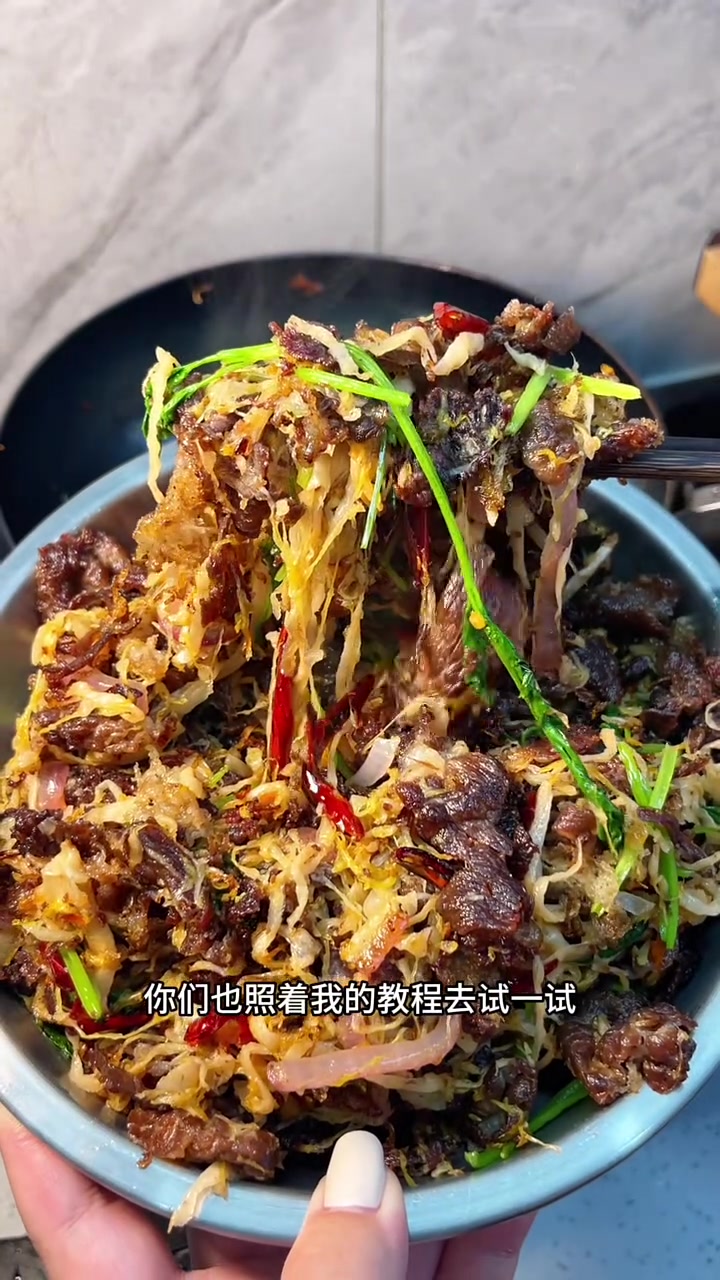 就这个干巴巴的牛肉炒酸菜,辣辣的就吃去吧!也太香了～