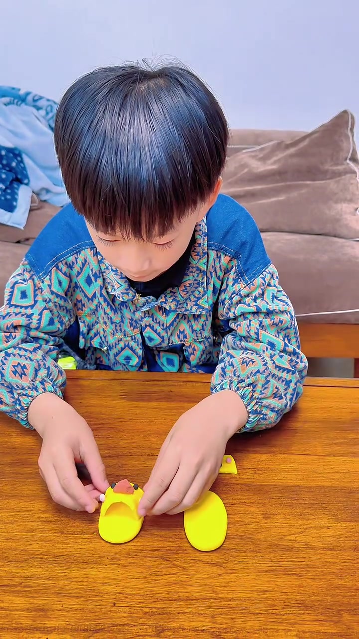 同学喜欢小黄鸭鞋,趁着他生日给他做一双小黄鸭拖鞋送他!