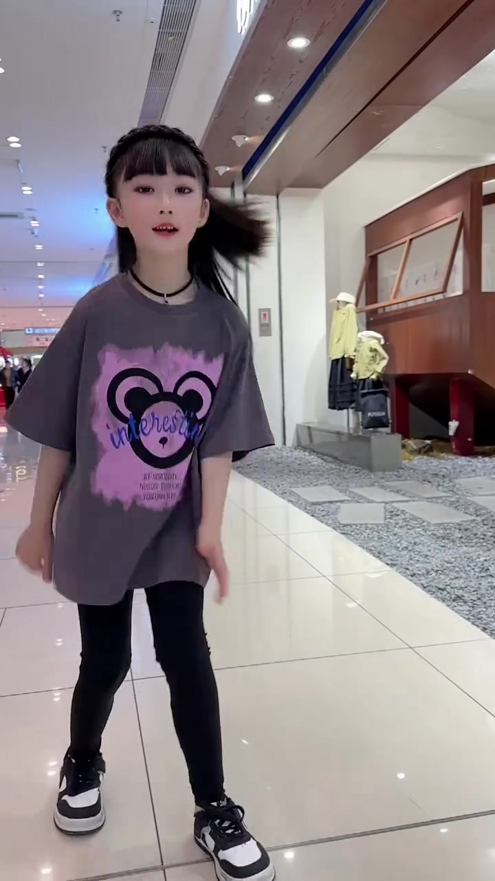 100棉,哦呦,大版型中长款,肩型长度都超级合适哒!3个颜色,到180码数,可以搭配亲子款