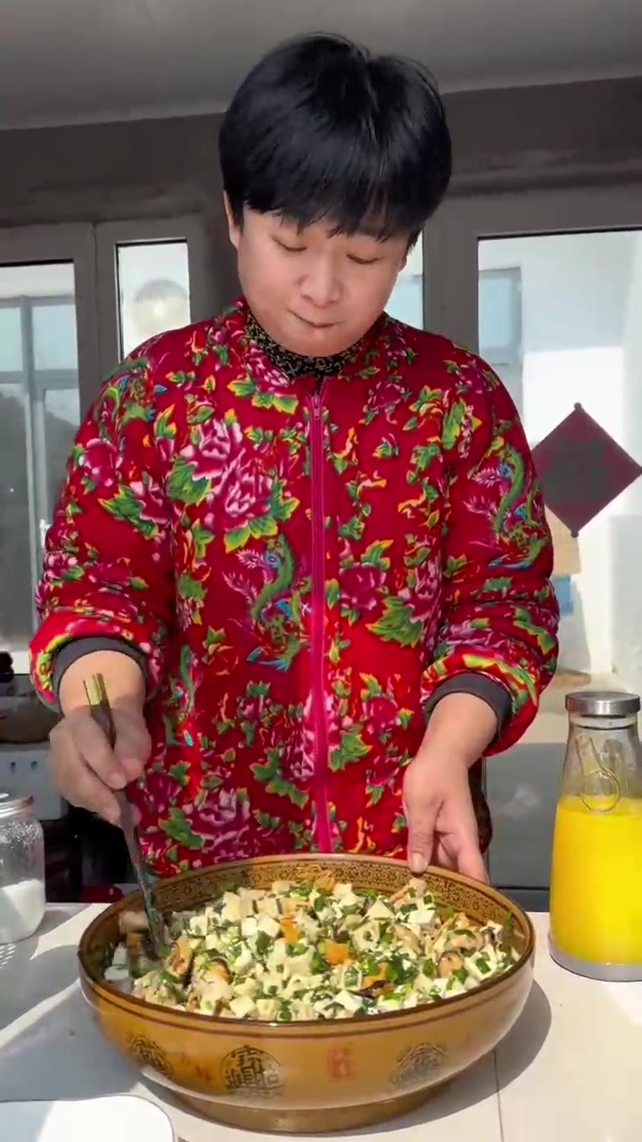二月二龙抬头,海虹大量上市的季节,便宜又美味,用它和豆腐一起包个大包子,味道那真是顶呱呱.