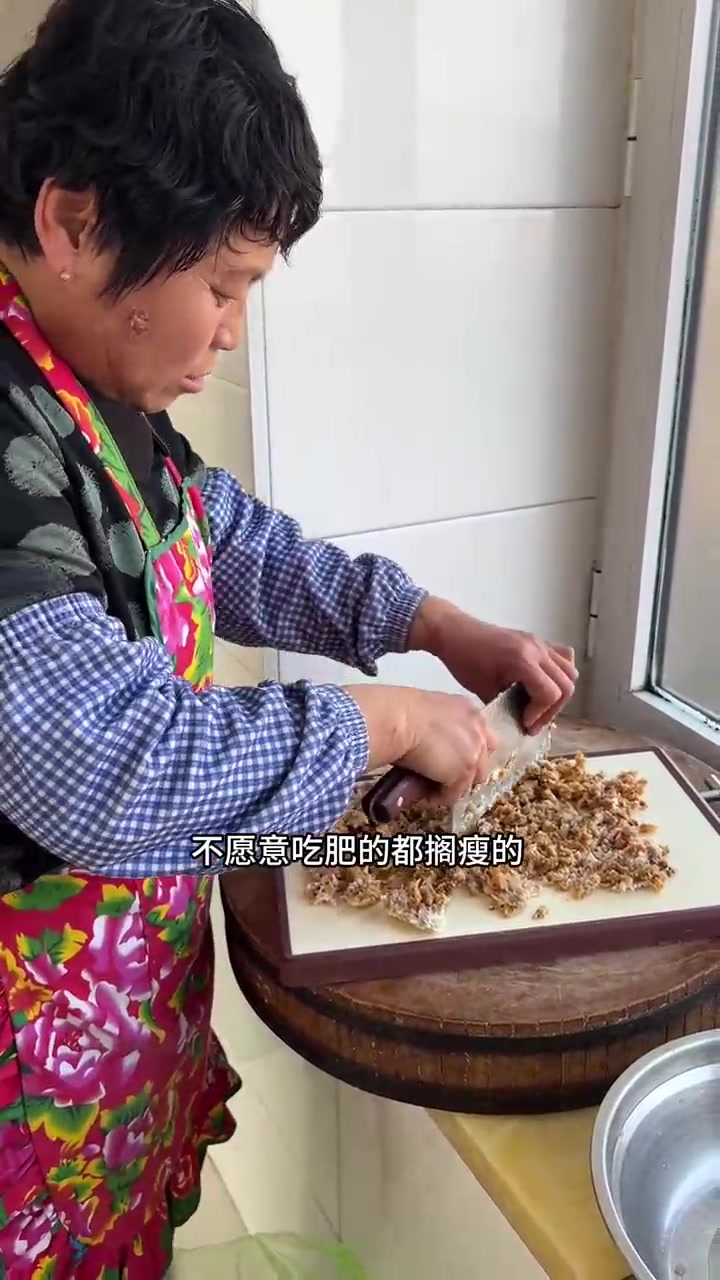 老妈蒸了一大锅包子,酸菜油渣馅儿和猪肉白菜馅儿,煮的小米粥就酱菜,香迷糊了