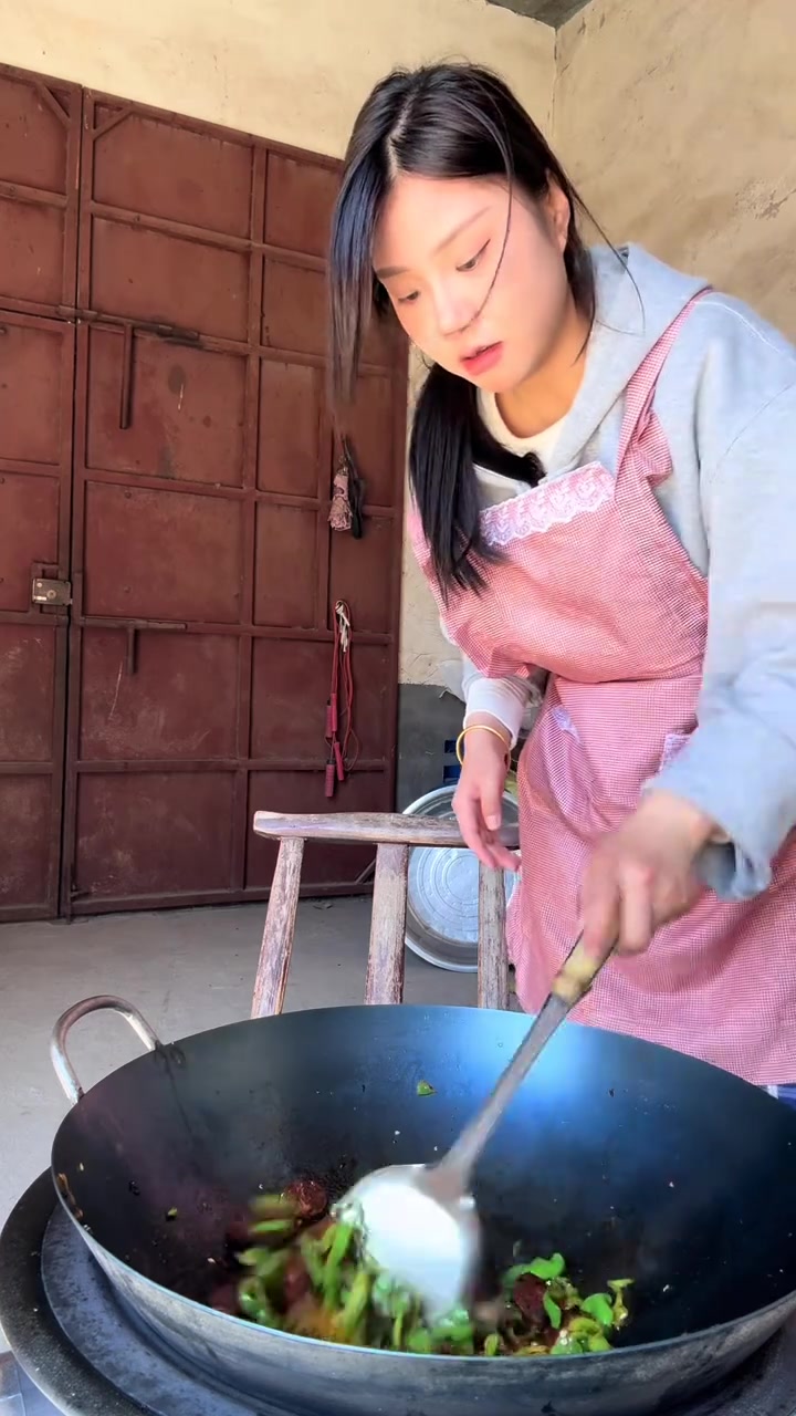 炒腊肉,今天中午给我爸他们炒了个腊肠和腊肉,让他们尝一尝四川的特产