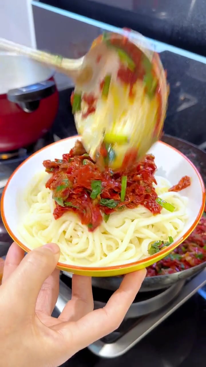 有时候觉得人生很无趣?那是因为你没有品尝过新疆拌面的美味!一旦吃上一口,你会发现:原来世界