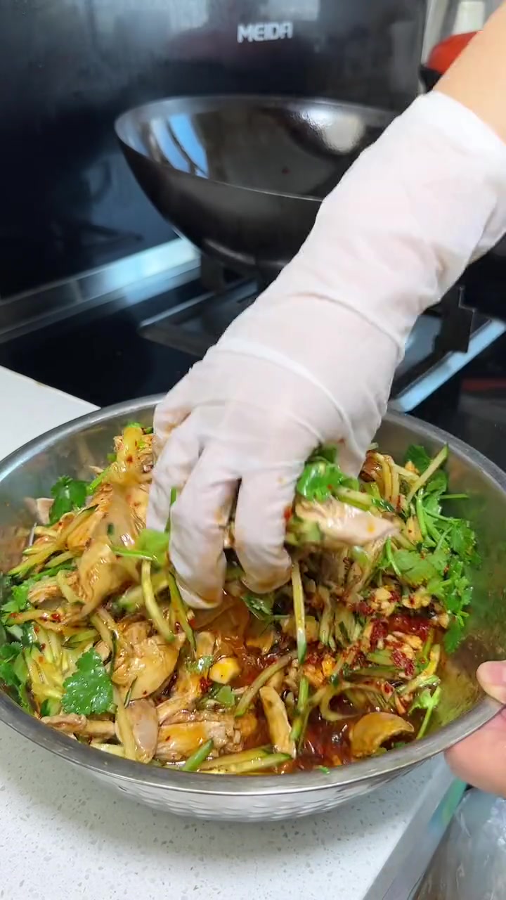 今天给工友们做了羊肚菌骨头汤、凉拌鸡丝、酸菜小笋焖豆泡