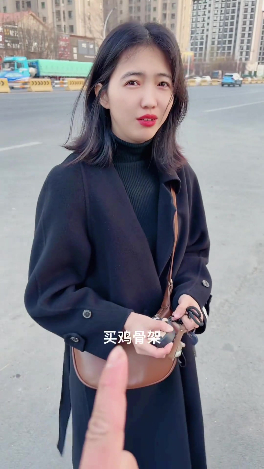 那女孩对我说她的梦想很小,吃份鸡骨架就会满足,我的梦想很大就是照顾好她