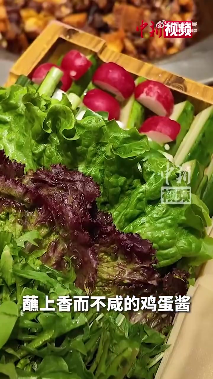 「谁懂这一口的含金量!东北蘸酱菜一口下去香迷糊了」又到漫山遍野挖婆婆丁的季节了 新鲜的蔬菜