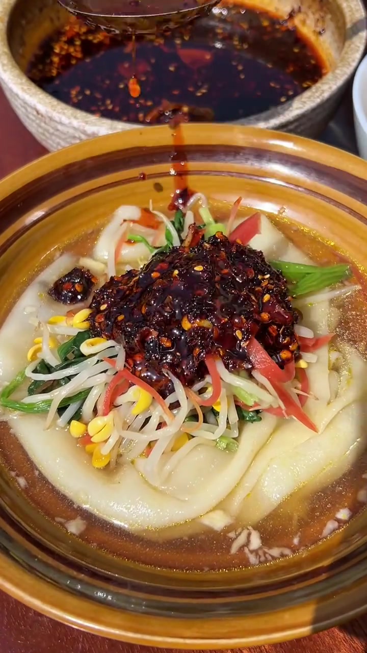 得知有客人要来,我婆和我妈一大早便开始忙活,我婆煮她拿手的菜豆腐,我妈蒸拿手的热面皮,在农