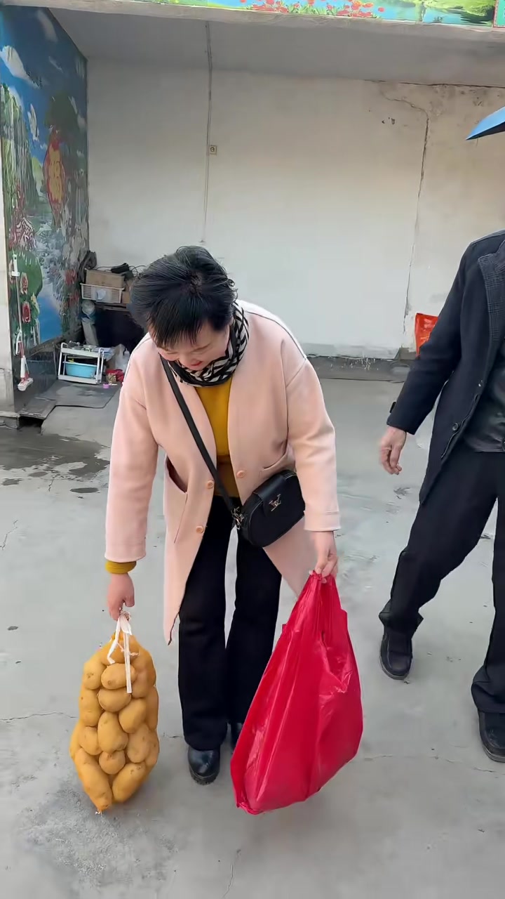 今天俺爸妈出门买来的大鲤鱼家人们看看有多重:婆媳各展厨艺:肉嫩刺少,汤鲜美味……