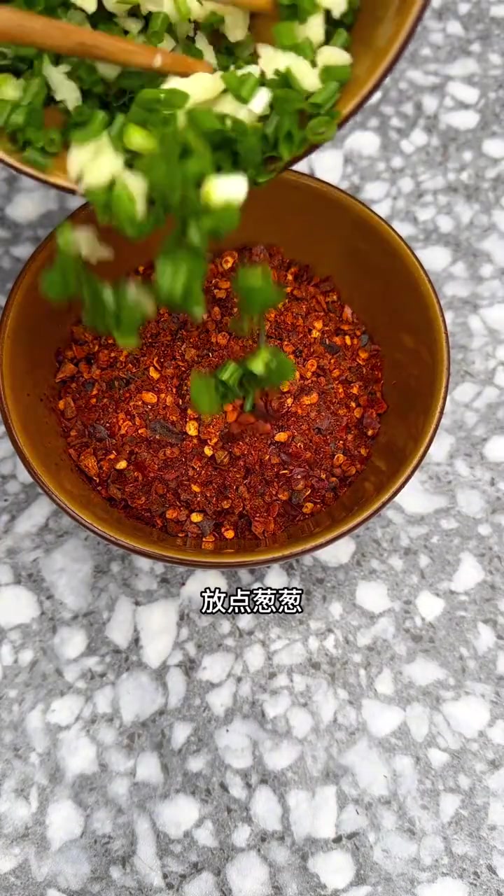 地里面割两都背儿菜来煮素的,蘸上糊辣椒太好吃了