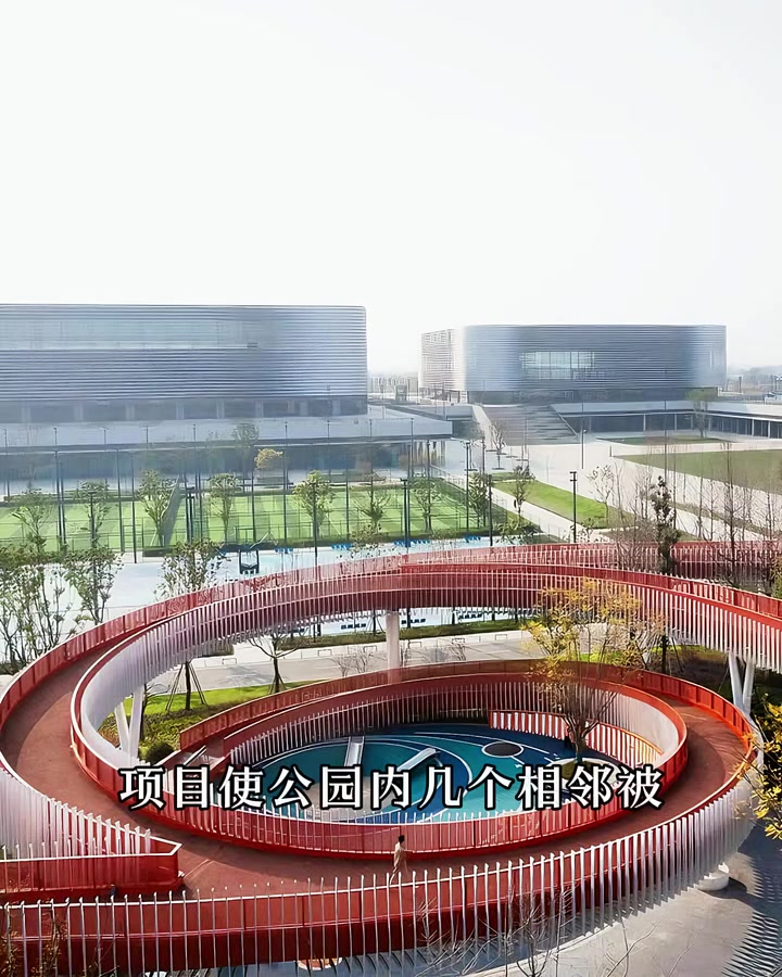 螺旋形体育公园景观廊道项目规划落地方案。这个螺旋形景观廊道游乐设施,有着极其大胆的橙色内饰