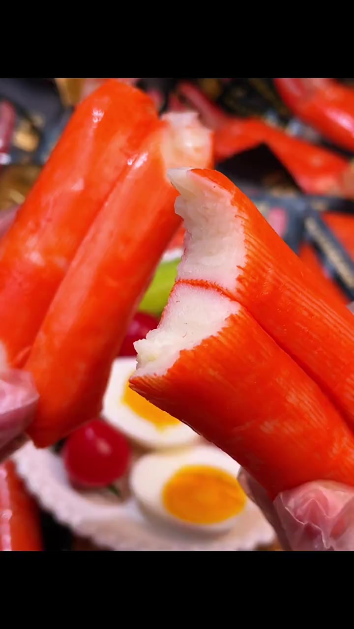 空口吃蟹肉的感觉谁懂啊!一根才94大卡,深海鳕鱼和蟹肉做的~