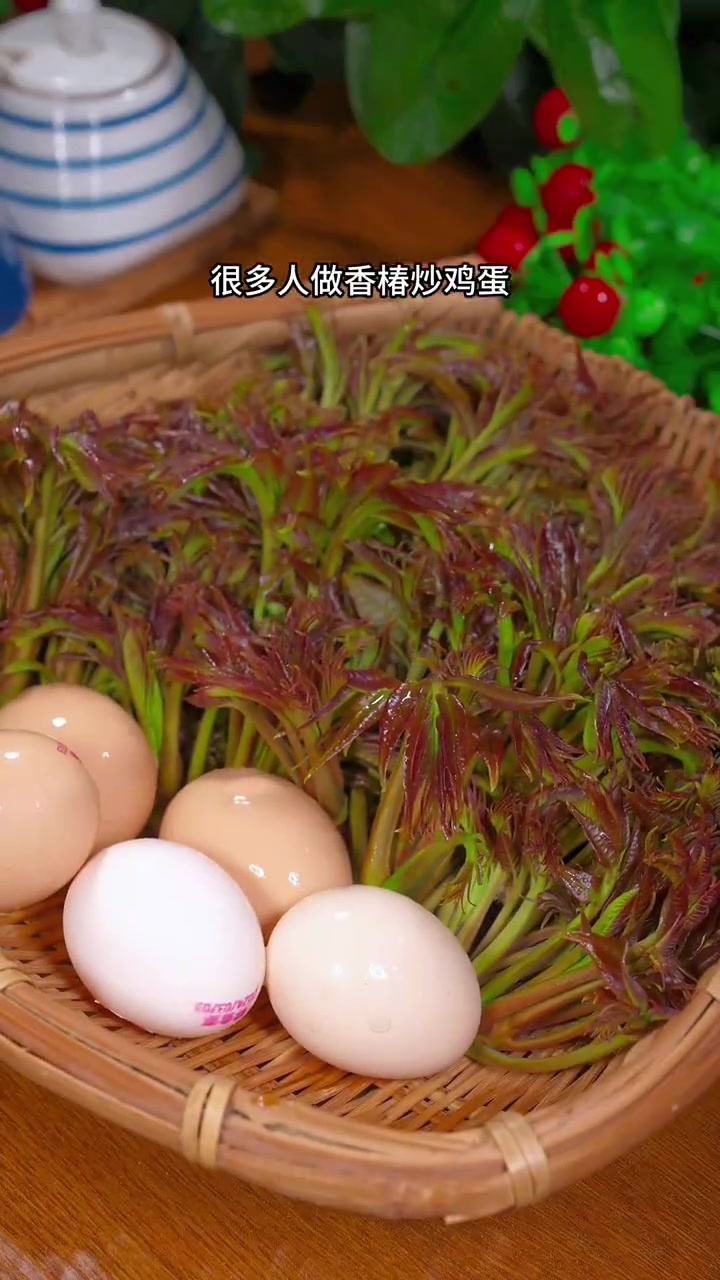 手把手教你做美味的香椿炒蛋,记得香椿一定要焯水哦~收藏试试↓美食时间(刘大锅美食)