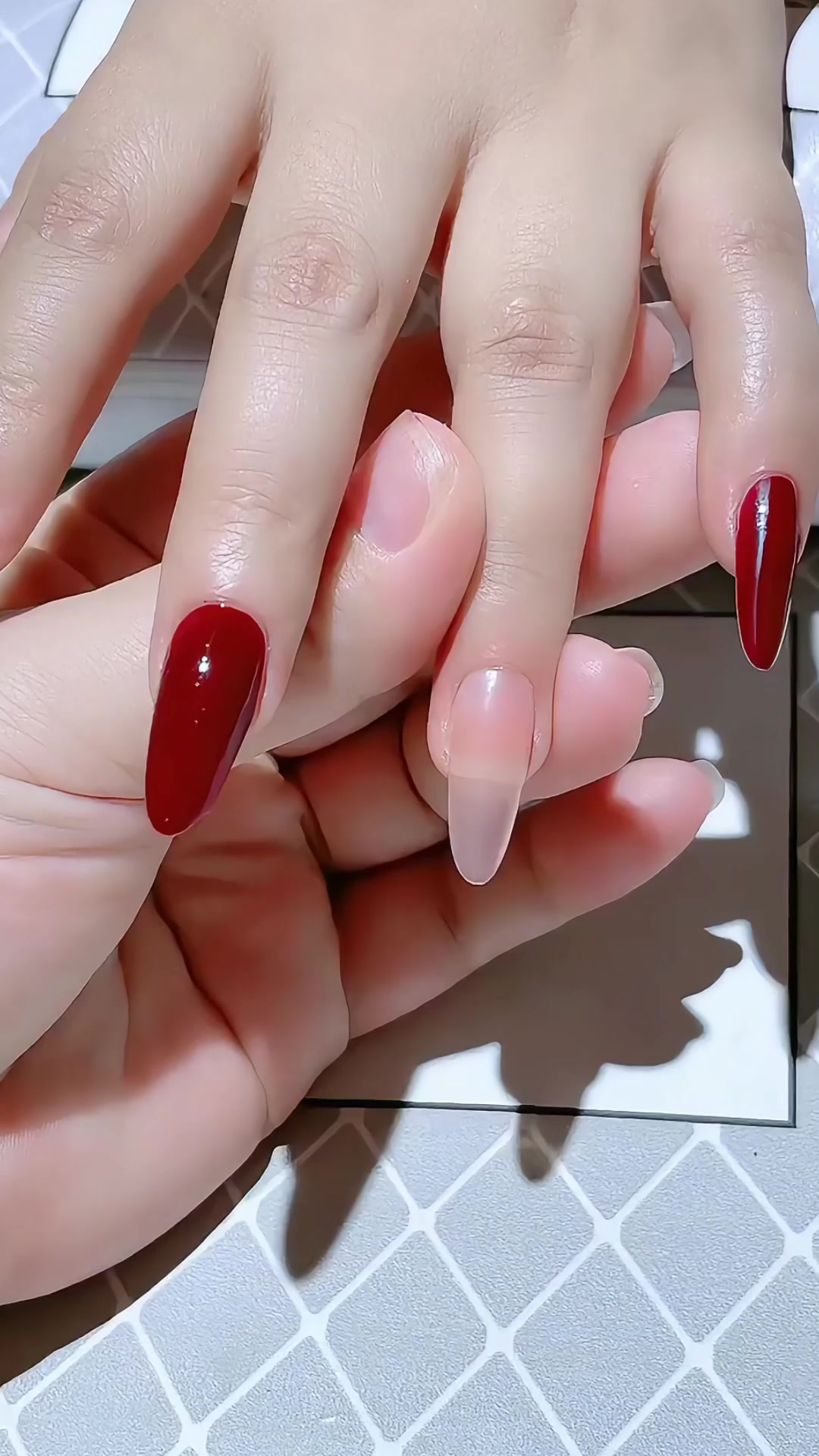 深红美甲超显手白!透底点缀白花,简直美到犯规 美甲 美甲教程