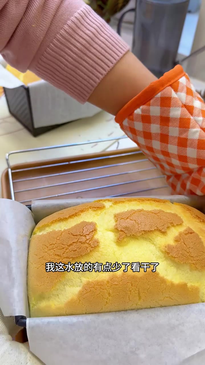 古早蛋糕模具找不到了,用吐司模具做古早蛋糕也是很不错滴!没有模具咱就那个盆我觉得都行 古早