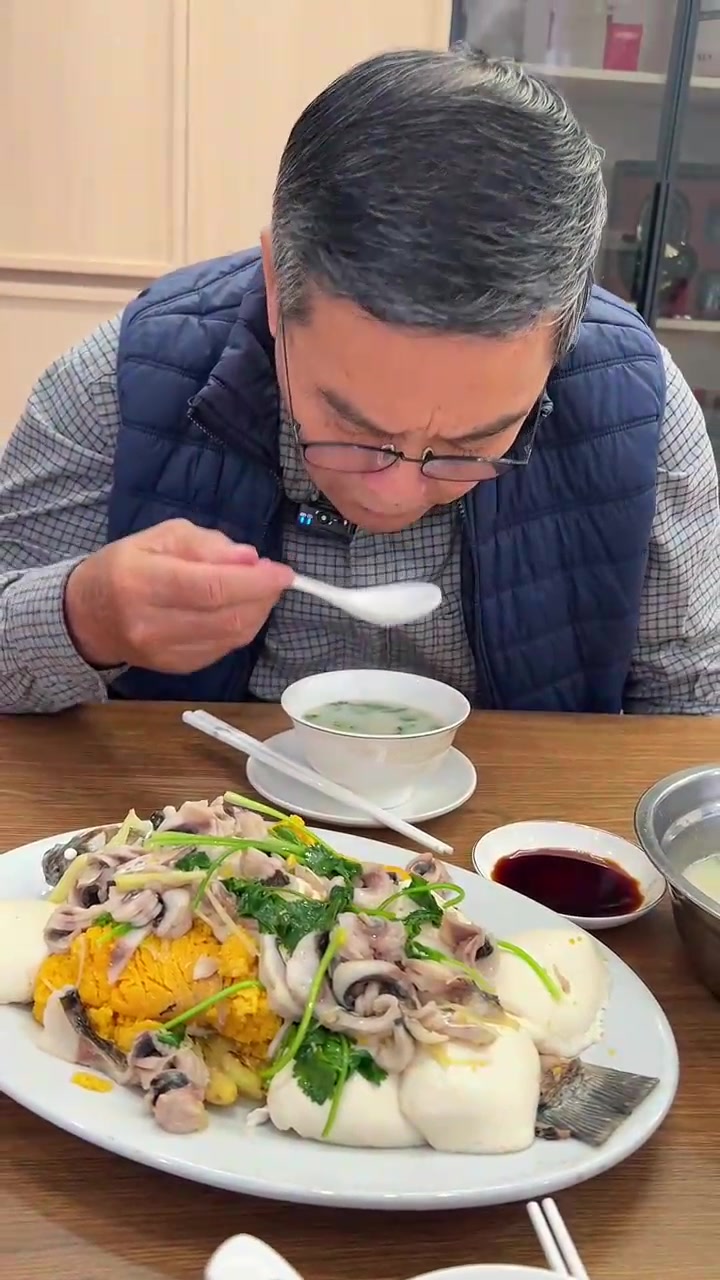 香菜鲫鱼豆腐汤,简简单单一个汤,有肉吃有汤喝