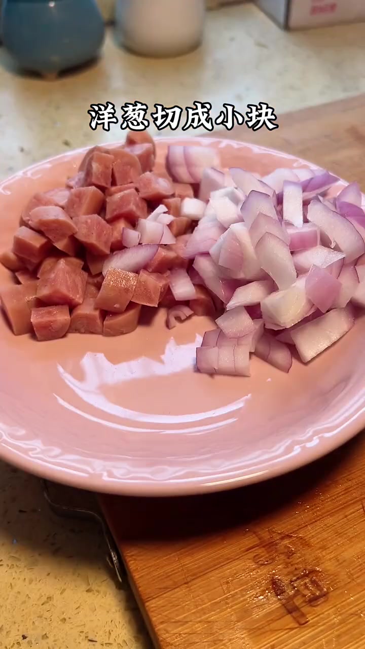 这个金典美食你吃过么?把鸡蛋液倒进馒头里,我们从小到大都是这么吃的 炒馒头 馒头的花样做法