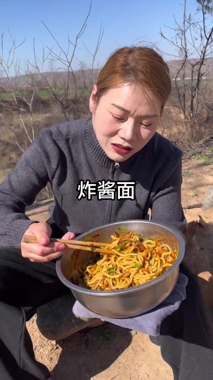河南家常饭,乡村炸酱面,世间美食千千万,河南炸酱面申请出战