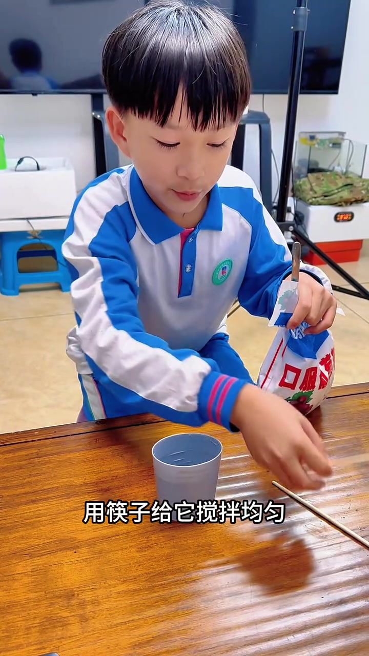 小鸭子刚出生几个小时就学会吃东西了,天生就是干饭的主!