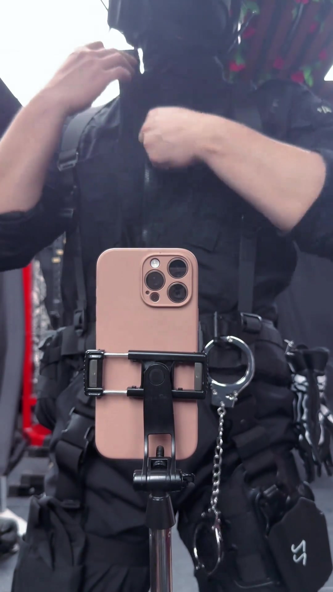 不敢想象,肌肉男的胸肌有多软