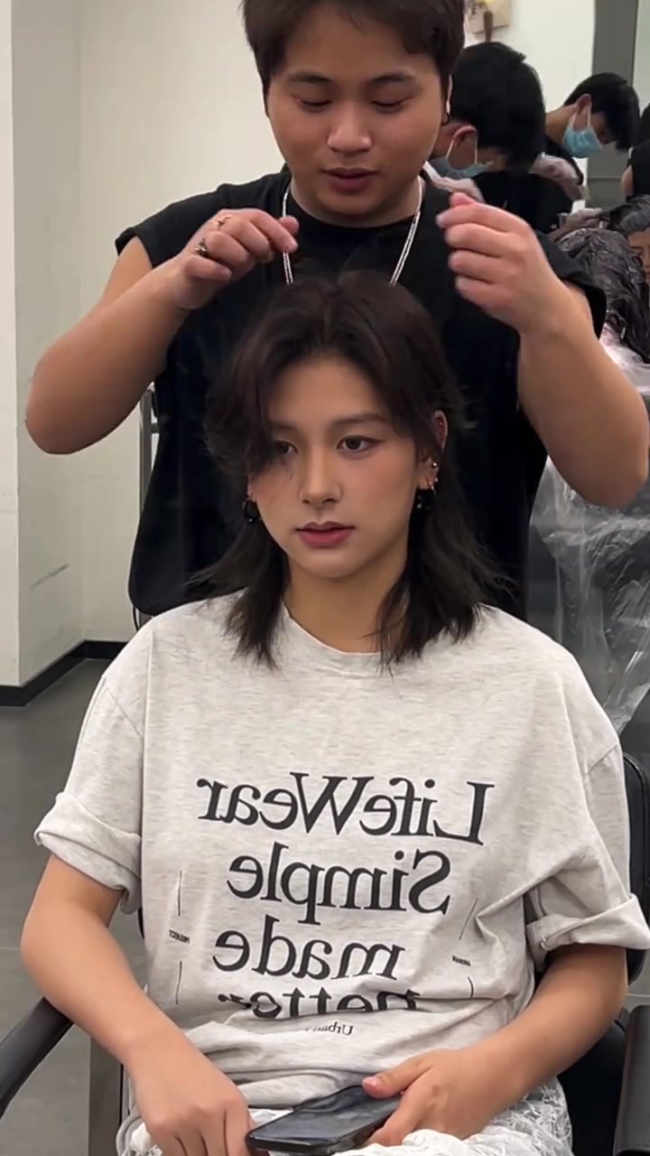 狼尾鲻鱼头短发真的帅唉谁懂啊家人们!免打理烫发自然吹干效果 狼尾鲻鱼头 显脸小显脸小 根据