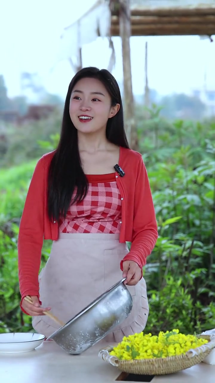 菜籽油炸油菜花,满山遍野的油菜花,不一定要等结油菜籽才能吃,这样做个美食,好吃惨了