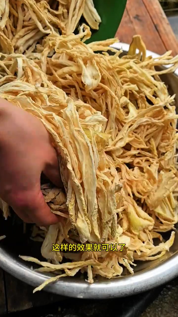 老一辈传承下来的萝卜腌菜做法,妈妈做的放两年了都没有坏,坛香四溢的萝卜腌菜剁碎了,炒鸡蛋、