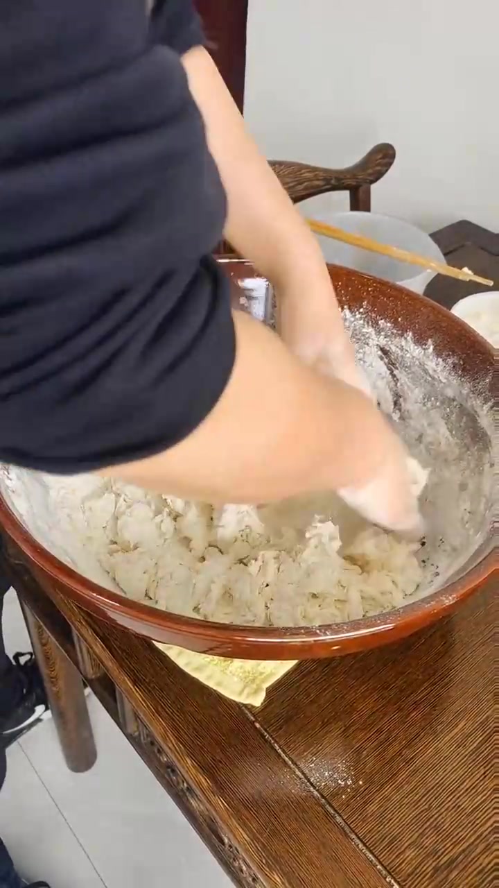 春风拂面,我和二姑姐挖些菜园子里的荠菜,和点半烫面做荠菜豆腐鸡蛋蒸饺子吃