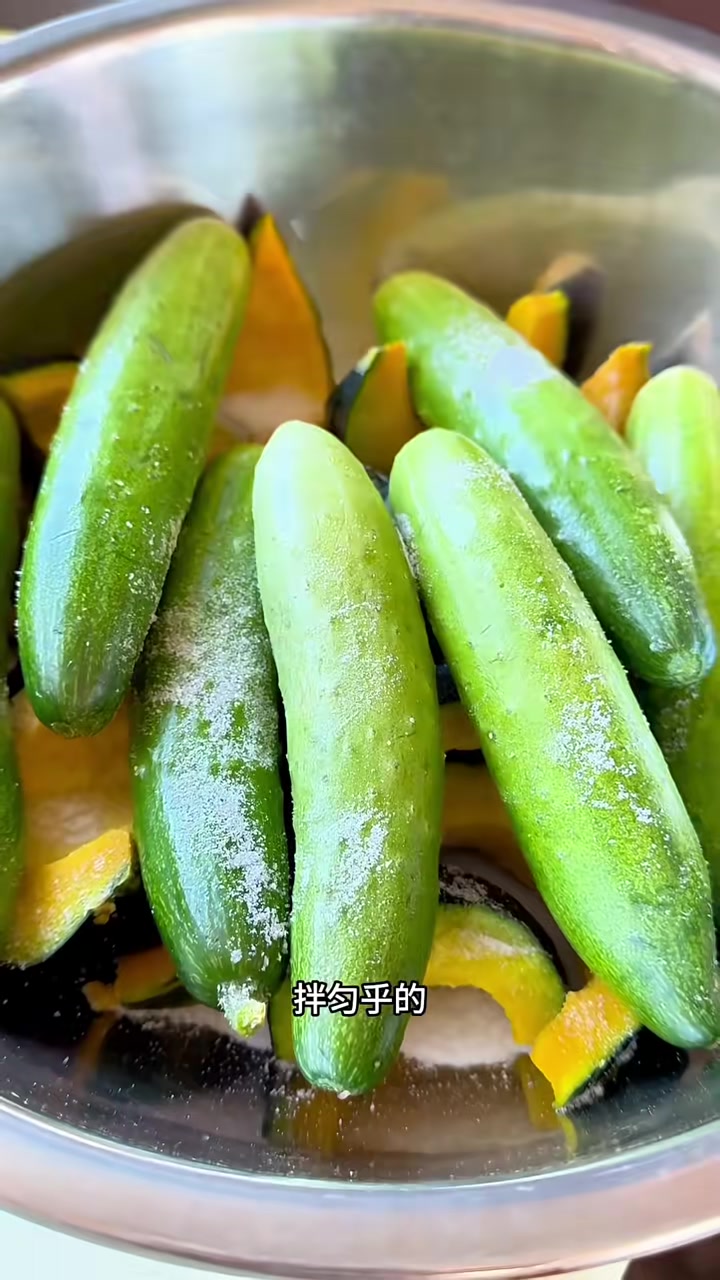 你是不是和我一样,以为东北酱缸咸菜只有在农村才有条件腌呢?今天看完我的视频,爱吃酱缸咸菜的