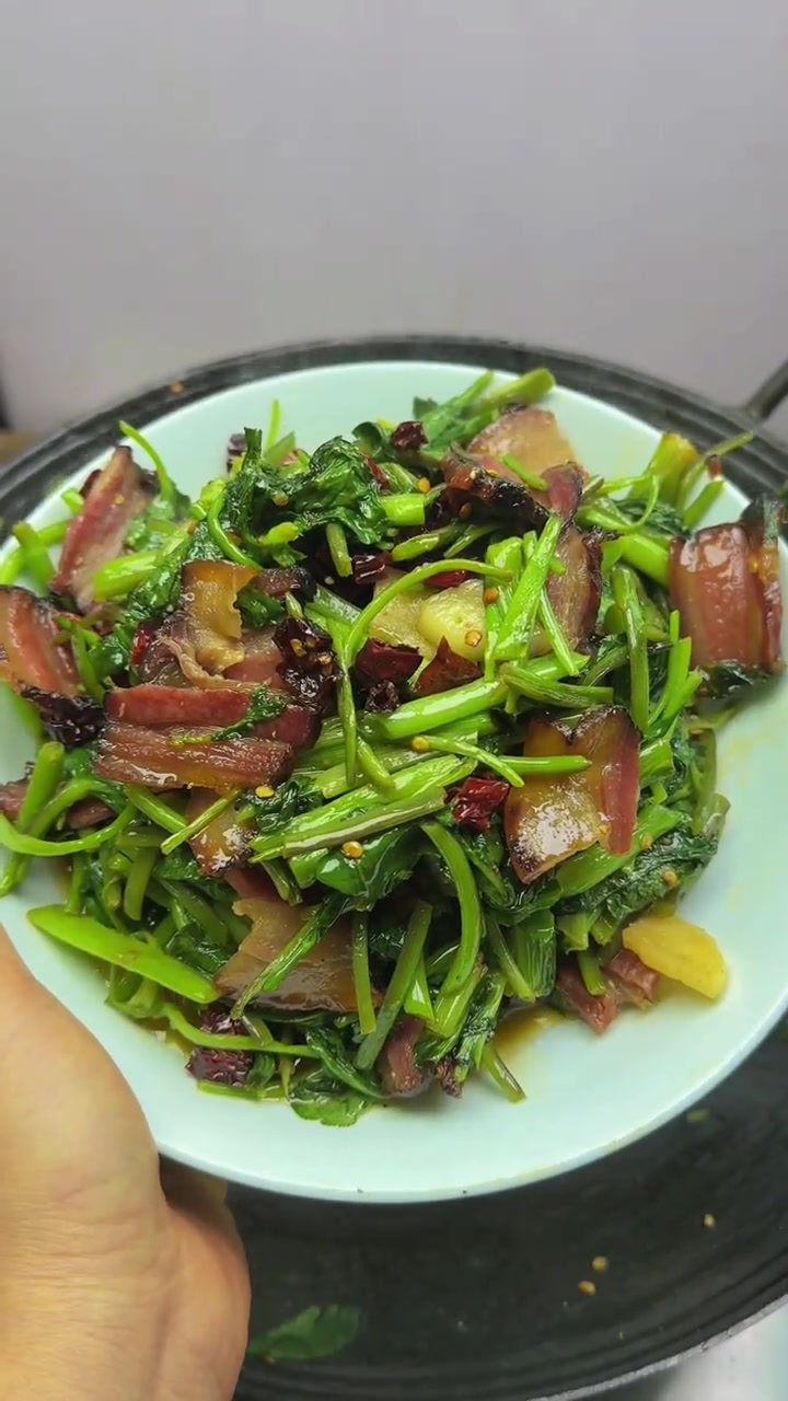 春天的饭桌上,怎么能少得下这口鸭脚板炒腊肉呢!