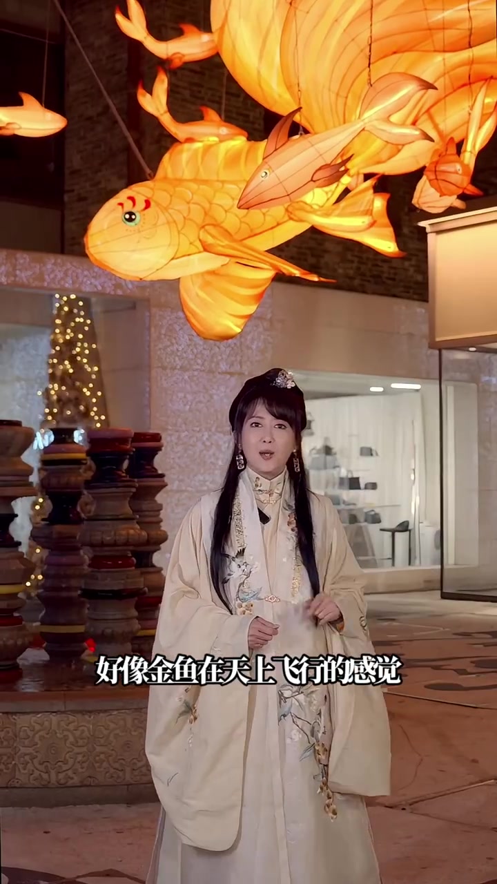 今天孟亚亚 孟庭苇 带大家在岭南天地来一场city walk~ 到达时天已经黑了,正好碰到