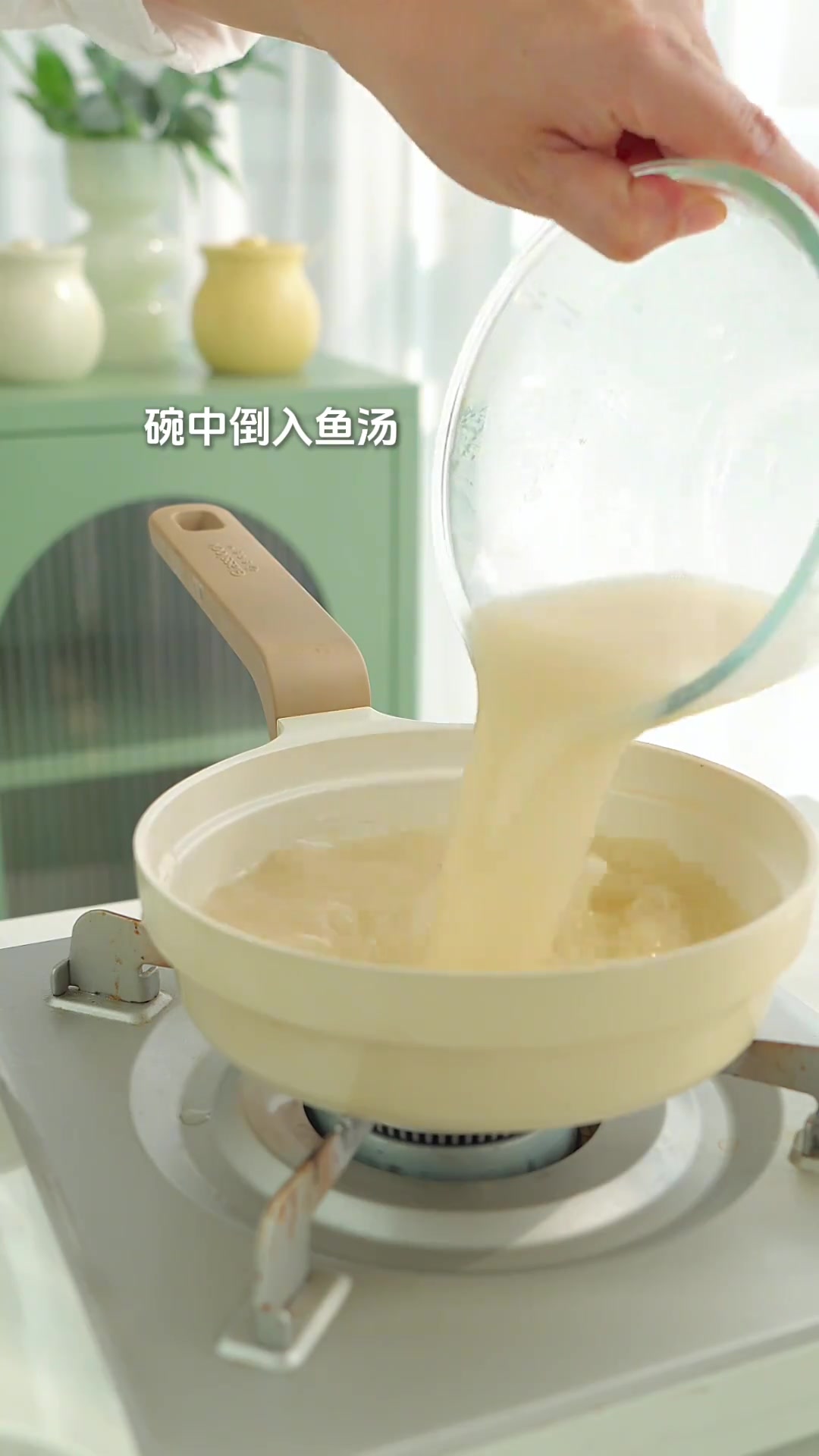 早晨赶集买到新鲜的鲫鱼,就给宝宝做个鲫鱼浓汤面,又鲜又香