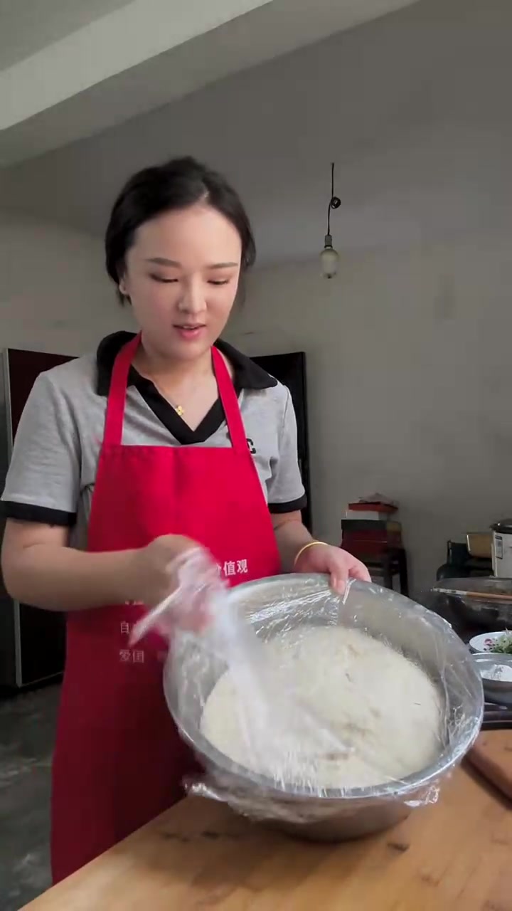 第一次给婆家人用地锅自己活面做鸡蛋粉丝木耳红萝卜包子,特别成功,做了两锅,都说好吃,隔壁邻