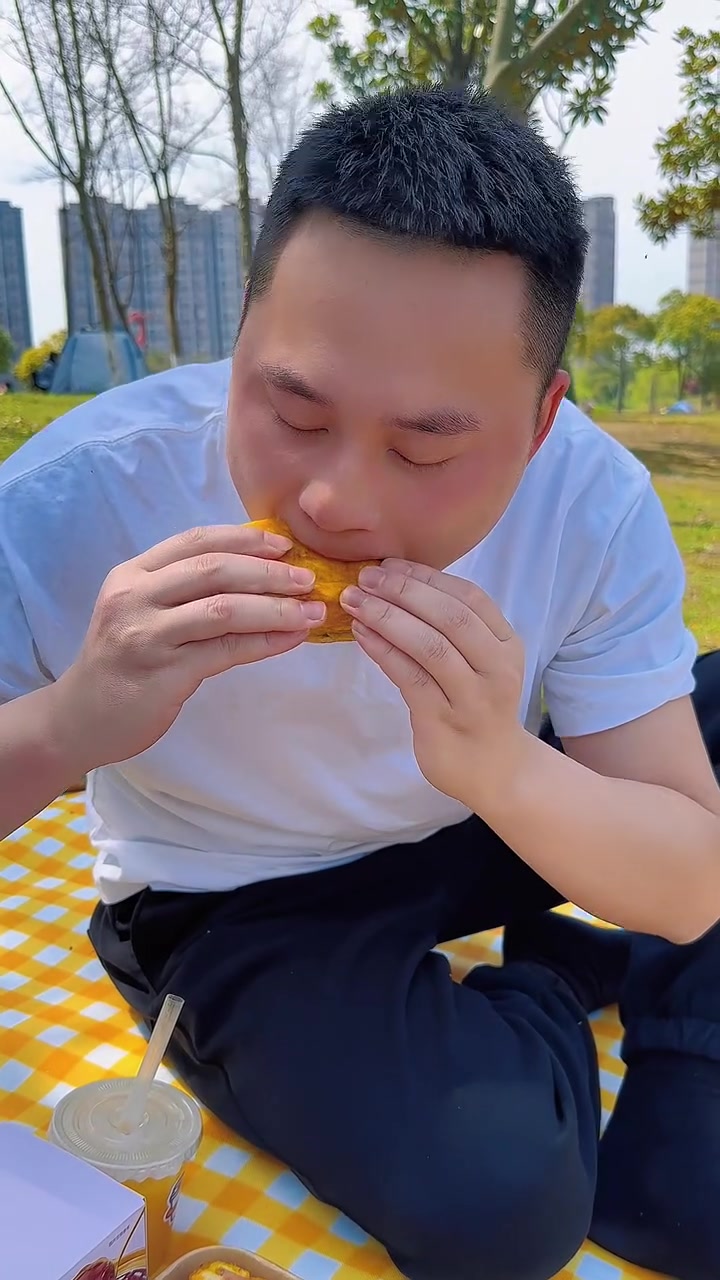 周六花2小时自制了一大桌野餐美食!在春光灿烂的周末,早起一头扎进厨房,精心烹制了几道美食,