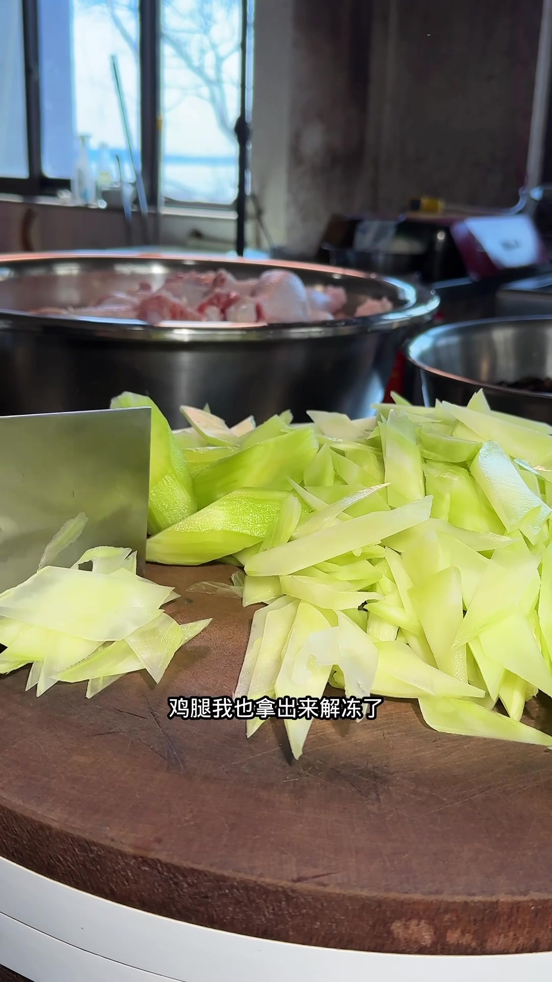 今天给工地师傅们做的红烧肉炖干豆角和青炒莴笋,两个菜都美美