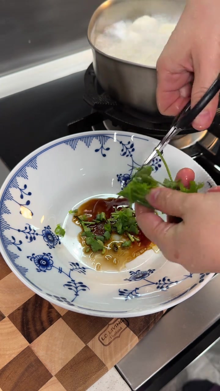 孩子说今天的夜宵必须是酸汤水饺啊!真的绝