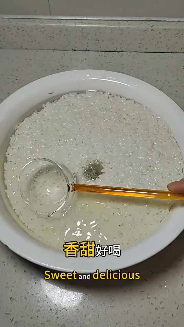 这个夏天怎么喝都喝不够的甜酒酿,甘甜又多汁,快让对象动手吧,新手也能一次做成功的糯米醪糟!
