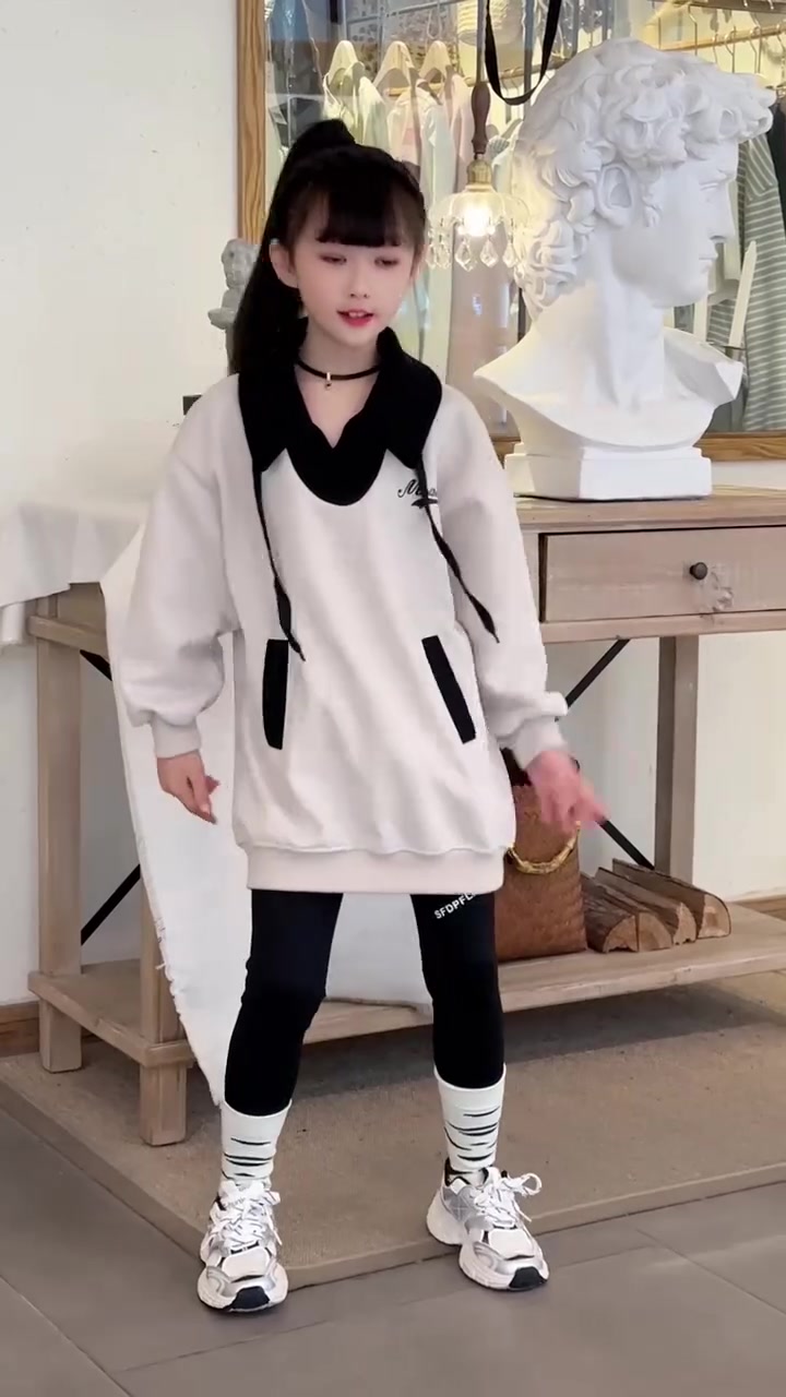 中长款哦,直接搭配芭比裤,蹦跳不尴尬!女儿和宝妈都喜欢的春季休闲穿搭感觉来啦