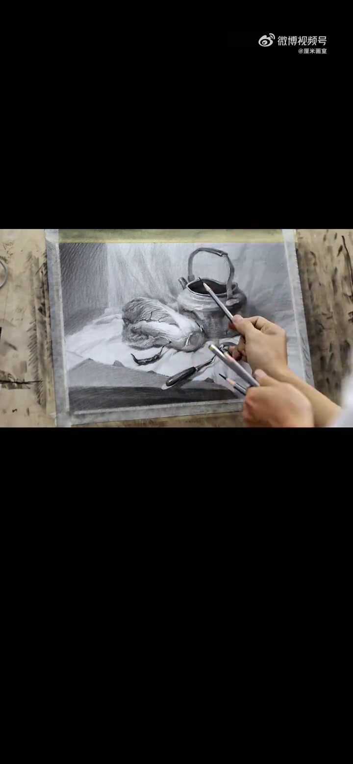 平凡食材变身高级素描!看白菜纹理与烧水壶的金属光泽在指尖流淌辣椒跃然纸上,零基础也能秒变大