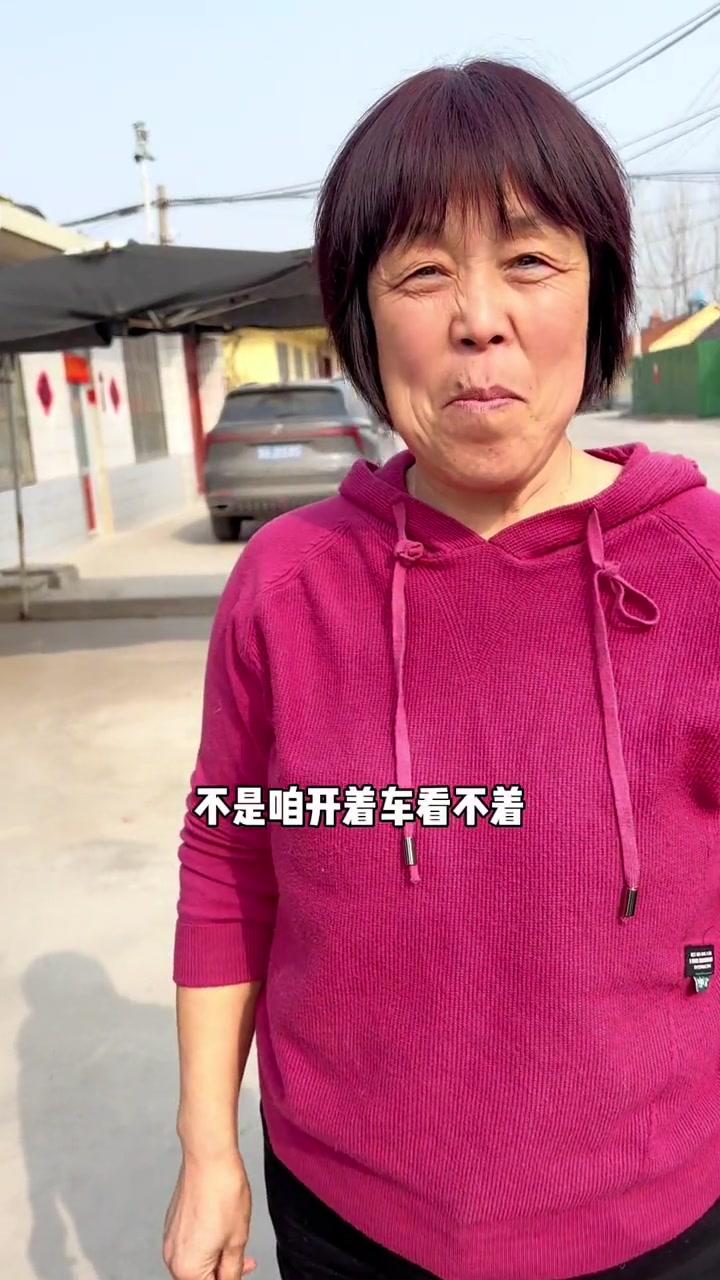 天暖和了,跟着爸妈去地里挖荠菜包饺子,以前我听着去地里就头疼,现在感觉挖野菜也挺快乐的