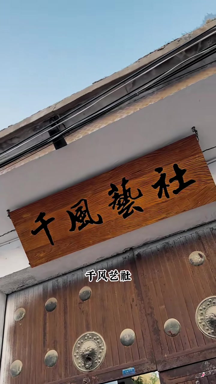 山东聊城,雕塑景观设计师王军方先生,从事景观雕塑创作已有20多年!聊城北环大白菜就是他做的
