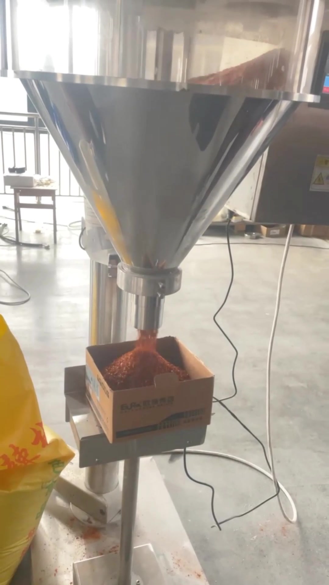 干辣椒粉试机成功。小粉剂包装机,包装物料10g~10kg,伺