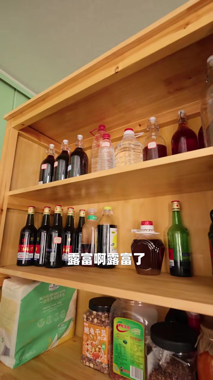 住在山里需要18般武艺,今天解锁一项新技能:瓦工!前几天风大,把屋顶脊瓦刮飞两块,今天补一