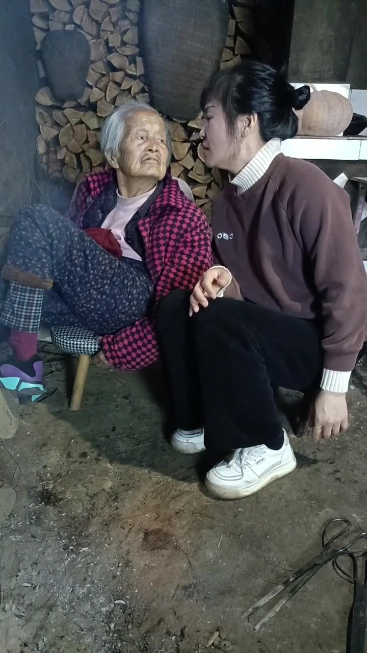 92岁奶奶(地方称呼叫婆婆)你们方言称呼奶奶叫什么呢?